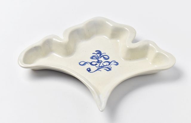 松本郁美　灰釉掻き落とし7寸皿 松本郁美｜貫入灰釉蓋碗（ペルシア人物文） ⓐグループ | UTSUWA11