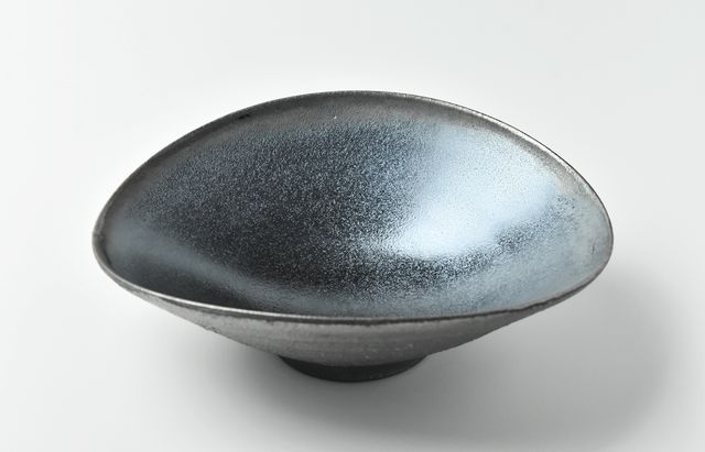 山本哲也 49 鉄釉たわみ鉢 ｜ 暮らしのうつわ花田 和食器 通販
