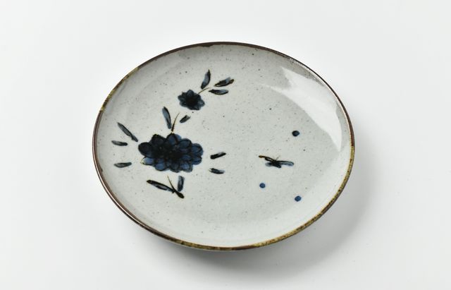 小林巧征 4寸皿（土）安南菊蝶文 ｜ 暮らしのうつわ花田 和食器 通販