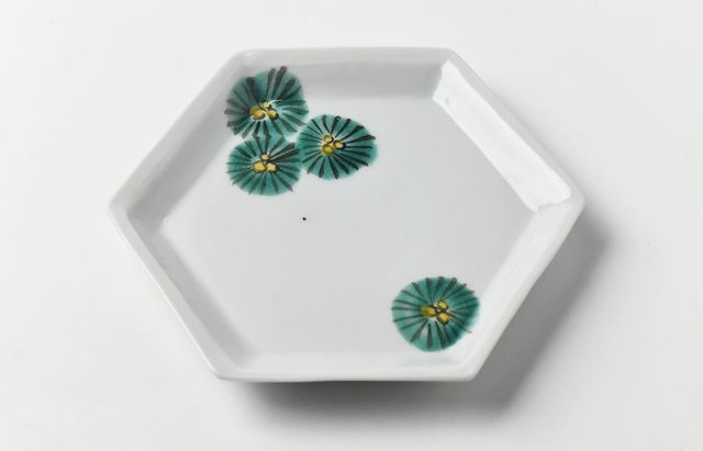 九谷青窯 68 色絵松六角皿 ｜ 暮らしのうつわ花田 和食器 通販