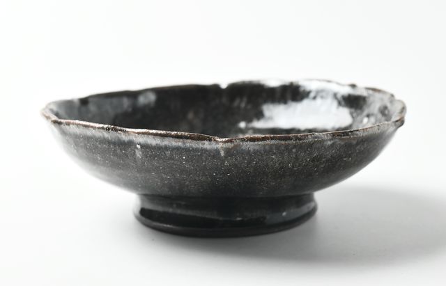 イムサエム 142 黒釉刻文浅鉢 ｜ 暮らしのうつわ花田 和食器 通販
