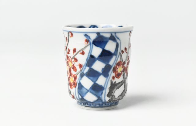 正木春蔵 色絵染附 梅図細筒酒呑B ｜ 暮らしのうつわ花田 和食器 通販