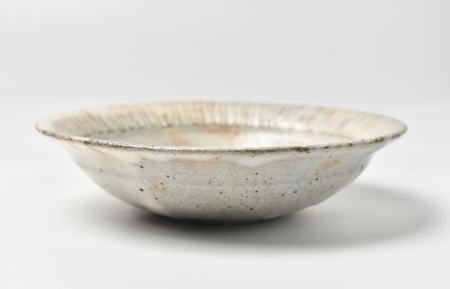 古賀雄二郎 縁鎬5寸反り浅鉢 粉引【H】 ｜ 暮らしのうつわ花田 和食器 通販