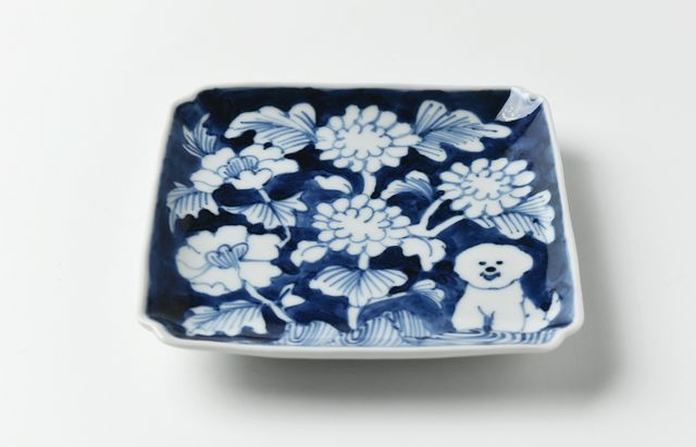 堀畑蘭 55 隅入角皿 染付花と白犬 ｜ 暮らしのうつわ花田 和食器 通販