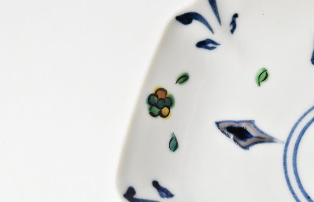 ほたる窯 色絵染付矢じり文六角皿 ｜ 暮らしのうつわ花田 和食器 通販