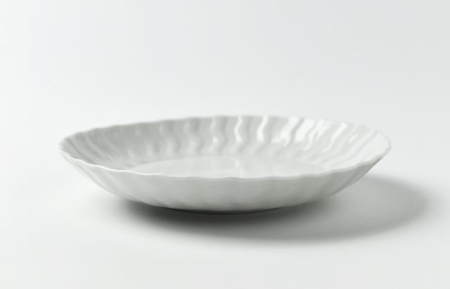 水野克俊 40 白磁よろけ輪花4.8寸皿 ｜ 暮らしのうつわ花田 和食器 通販