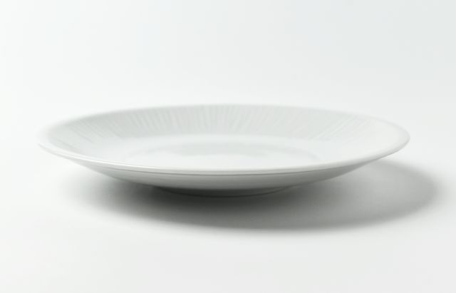 水野克俊 1 白磁しのぎ6寸皿 ｜ 暮らしのうつわ花田 和食器 通販