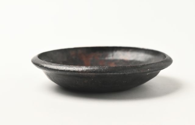 加地　学さん作　黒系縁高大皿 吉田学 縁厚4寸皿鉄釉 ｜ 暮らしのうつわ花田 和食器 通販
