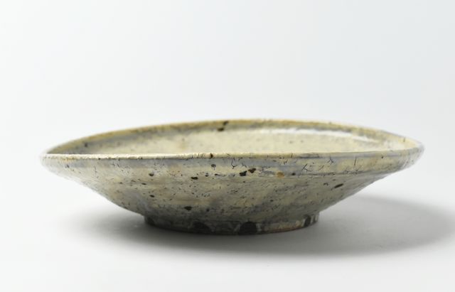 工藤和彦 107 白樺ホワイト8寸たわみ皿 ｜ 暮らしのうつわ花田 和食器 通販