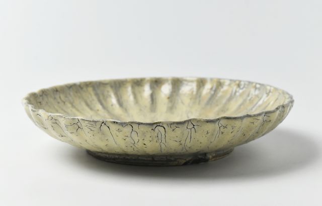 工藤和彦 189 白樺ホワイト輪花7寸皿 ｜ 暮らしのうつわ花田 和食器 通販