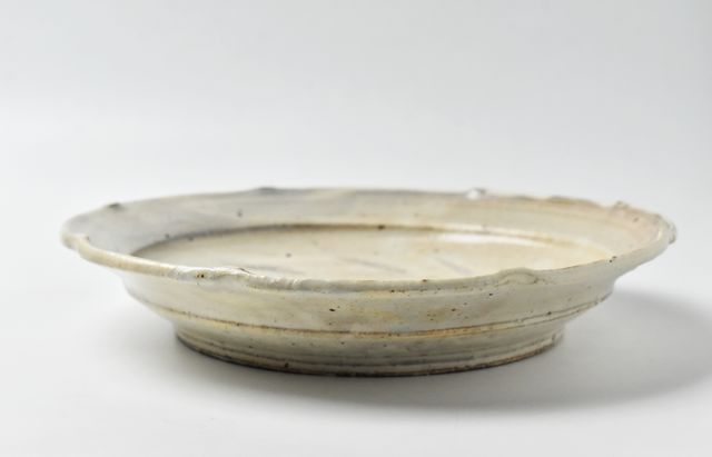 雪ノ浦裕一 49A 粉引輪花櫛目大皿 ｜ 暮らしのうつわ花田 和食器 通販