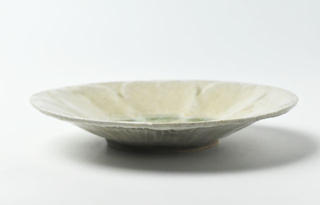 雪ノ浦裕一 灰釉花弁皿 ｜ 暮らしのうつわ花田 和食器 通販