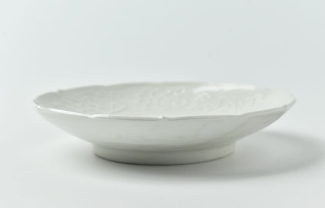 阿部春弥・みか 白磁陽刻蓮花文5寸皿 ｜ 暮らしのうつわ花田 和食器 通販