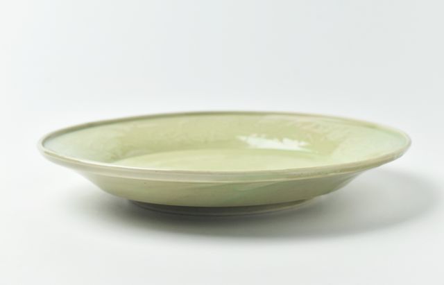 阿部春弥・みか もえぎ陽刻唐草文8寸皿 ｜ 暮らしのうつわ花田 和食器 通販