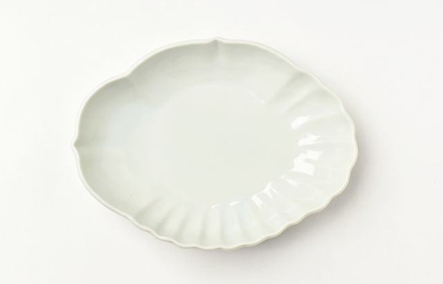 稲村真耶　乳白釉輪花楕円浅鉢 稲村真耶 乳白釉輪花楕円浅鉢 稲村真耶 白磁輪花楕円小皿 ｜ 暮らしの