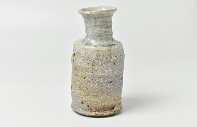 余宮隆 159A 自然灰釉キヌタ型花入れ（小） ｜ 暮らしのうつわ花田 和