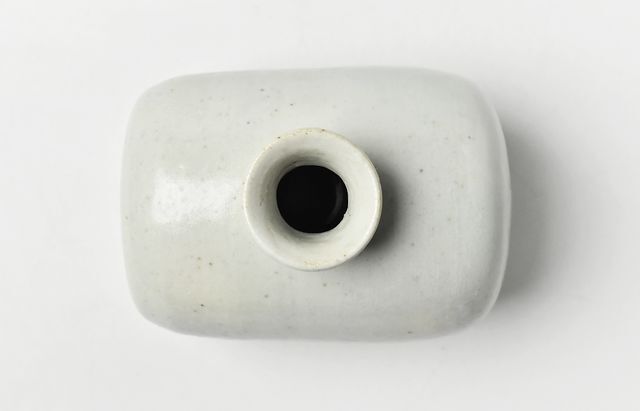 日高伸治 32 白磁俵形花入 小 ｜ 暮らしのうつわ花田 和食器 通販