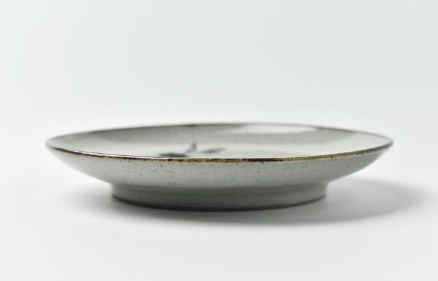 小林巧征 4寸皿（土）安南菊蝶文 ｜ 暮らしのうつわ花田 和食器 通販