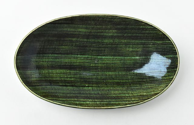 陶芸作家・鈴木重孝 織部縞楕円皿 長径20.5m 長南町公式ホームページ 陶芸作家・鈴木重孝 織部縞楕円皿 長径205m