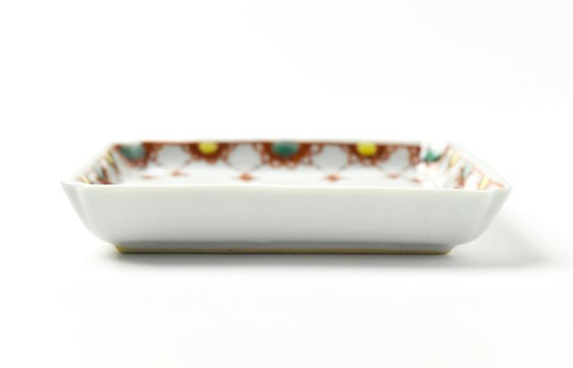 須谷窯 赤絵瓔珞文四方皿 | 暮らしのうつわ花田 和食器 通販 須谷窯 赤絵瓔珞文四方皿 | 暮らしのうつわ花田 和食器 通販