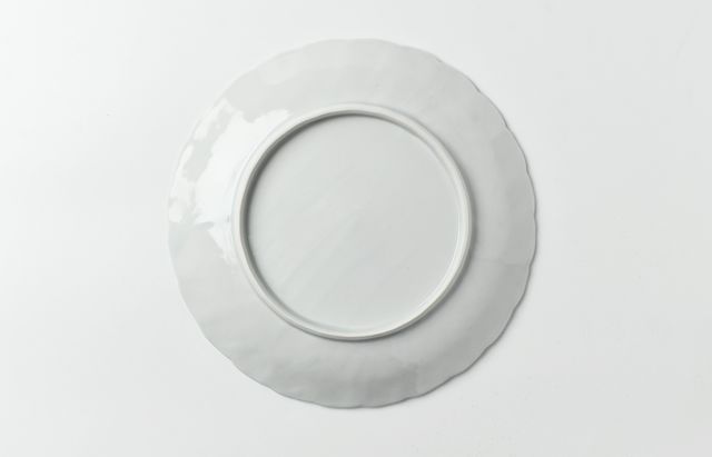 水野克俊 18 白磁波輪花7寸皿 ｜ 暮らしのうつわ花田 和食器 通販