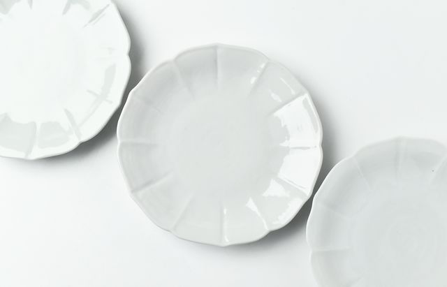 海野裕 6 白磁輪花5寸皿 ｜ 暮らしのうつわ花田 和食器 通販