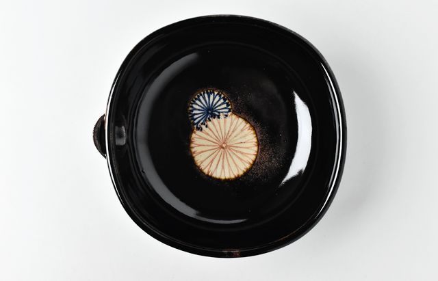杉本寿樹 瀬戸鉄釉菊花文片口（6寸） ｜ 暮らしのうつわ花田 和