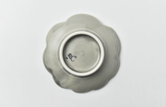 阿部春弥・みか グレー牡丹豆皿 ｜ 暮らしのうつわ花田 和食器 通販