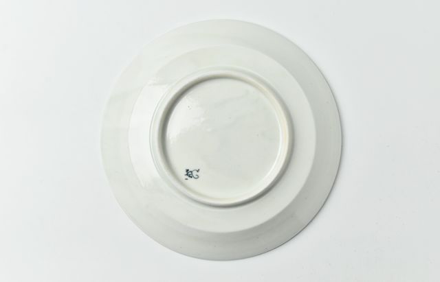 阿部春弥・みか 白磁陽刻唐草文5.5寸皿 ｜ 暮らしのうつわ花田 和食器 通販