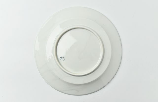 阿部春弥・みか 白磁陽刻唐草文8寸皿 ｜ 暮らしのうつわ花田 和食器 通販