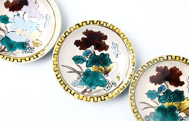 山本恭代 1 蝶に芙蓉図鍔縁形小皿 ｜ 暮らしのうつわ花田 和食器 通販