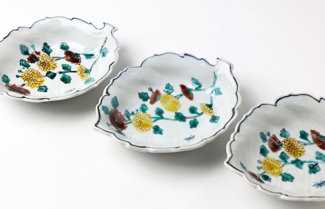 山本恭代 25 色絵花文葉形浅鉢（紫黄） ｜ 暮らしのうつわ花田 和食器 通販