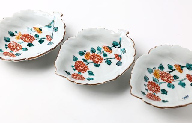 山本恭代 26 色絵花文葉形浅鉢（赤黄） ｜ 暮らしのうつわ花田 和食器 通販