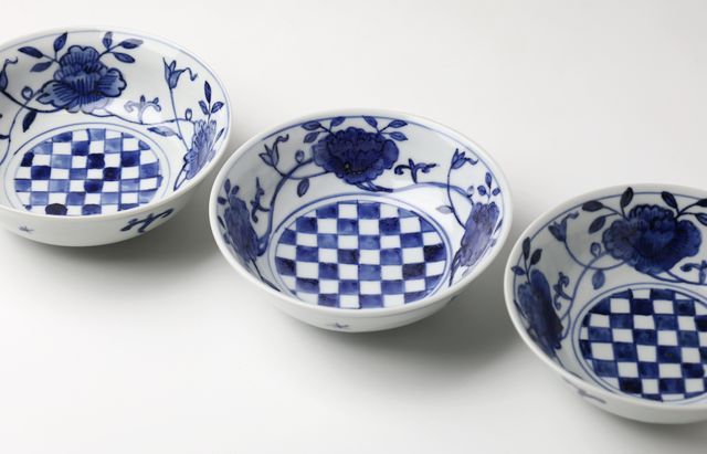 送料無料　本物保証　明時代花草文青華平碗　径14.5ｃｍ　① 山本恭代 5 5寸鉢 花に市松 ｜ 暮らしのうつわ花田 和食器 通販