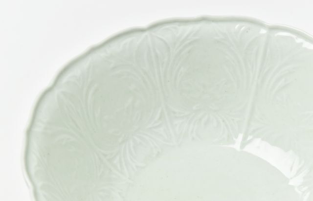 宮岡麻衣子 17 白磁陽刻牡丹文深鉢 ｜ 暮らしのうつわ花田 和食器 通販