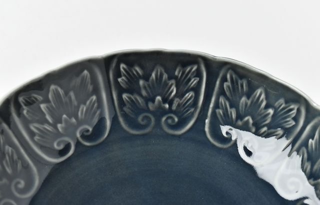 宮岡麻衣子 瑠璃輪花陽刻牡丹文7寸鉢 ｜ 暮らしのうつわ花田 和食器 通販