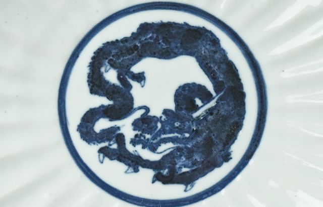 青磁　龍の模様　大皿　送料込み251024 中尾万作 105 白磁しのぎ龍文大皿 ｜ 暮らしのうつわ花田 和食器 通販
