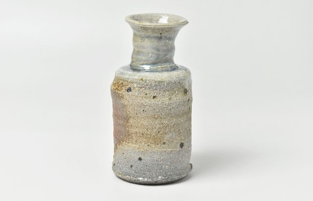 余宮隆 159A 自然灰釉キヌタ型花入れ（小） ｜ 暮らしのうつわ花田 和