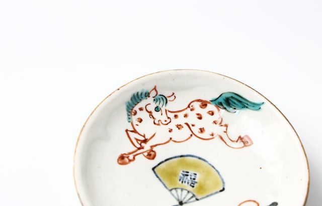 松浦コータロー 43 色絵瓢箪から駒文平盃（赤駒） ｜ 暮らしのうつわ