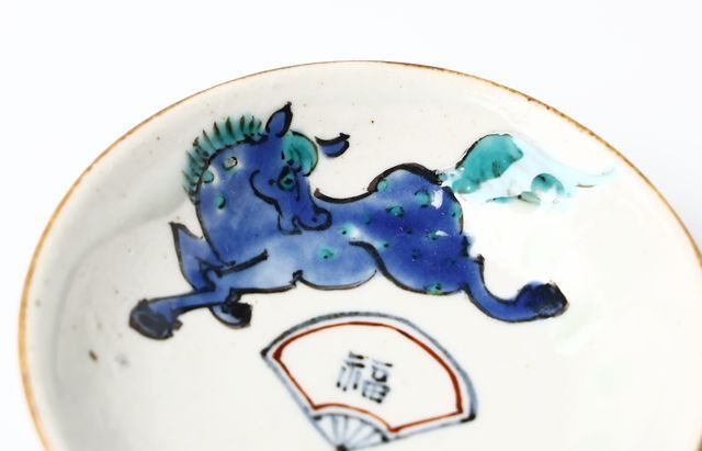 松浦コータロー 44 色絵瓢箪から駒文平盃（青駒） ｜ 暮らしのうつわ