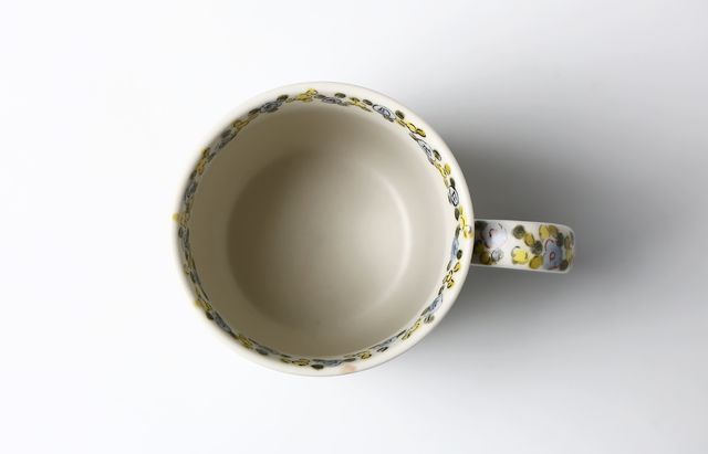 松浦ナオコ 11 猫とうさぎのマグカップ（お花畑にて） ｜ 暮らしの