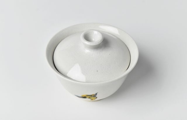 松本郁美　碗 松本郁美 14 貫入灰釉花文装飾碗 ｜ 暮らしのうつわ花田 和食器 通販