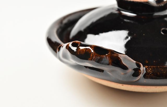 伊賀焼土楽 蓋付黒鍋6寸（縄手） ｜ 暮らしのうつわ花田 和食器 通販