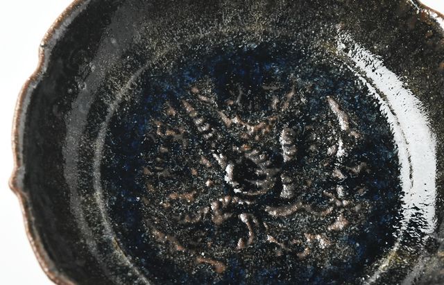 イムサエム 142 黒釉刻文浅鉢 ｜ 暮らしのうつわ花田 和食器 通販