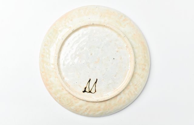 クリーム色の円形陶器皿 鈴木重孝 薄紅化粧丸縁7.5寸皿 ｜ 暮らしのうつわ花田 和食器 通販