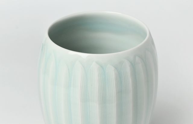 日展作家　鈴木紀文作　灰釉辰字文花器　瀬戸焼　足付き　華道 鈴木重孝 50 青白磁釉蓮弁文花生 ｜ 暮らしのうつわ花田 和食器 通販