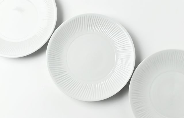 水野克俊 1 白磁しのぎ6寸皿 ｜ 暮らしのうつわ花田 和食器 通販