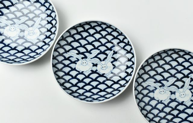 岩永浩 作 染付青海波うさぎ文皿 2枚セット 岩永浩 作 染付青海波