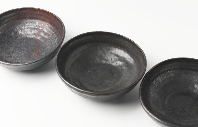 吉田学 鉄釉5寸平鉢 ｜ 暮らしのうつわ花田 和食器 通販