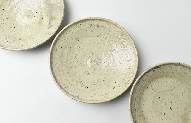 工藤和彦 107 白樺ホワイト8寸たわみ皿 ｜ 暮らしのうつわ花田 和食器 通販